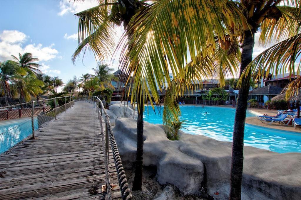 Vue Mer & Acces Direct A La Plage Avec Magnifique Piscine Surveillee Par Un Maitre Nageur Saint-Francois  Exterior photo